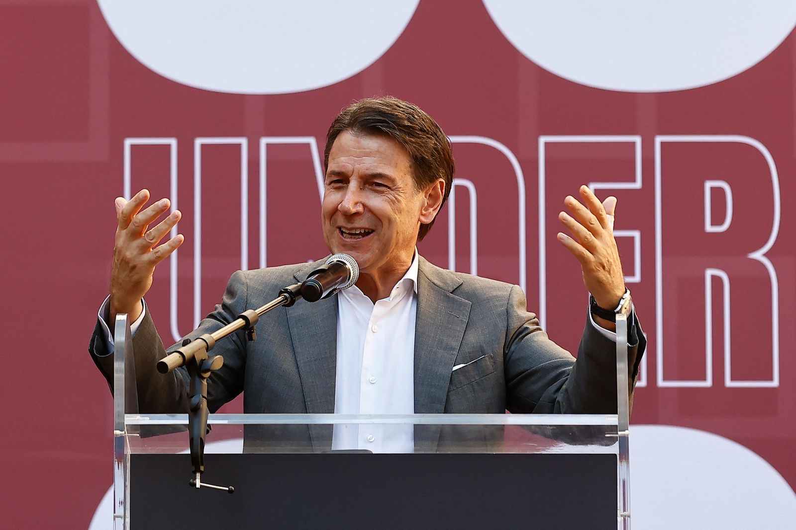 Giuseppe Conte parla dal leggio di 60 under 30